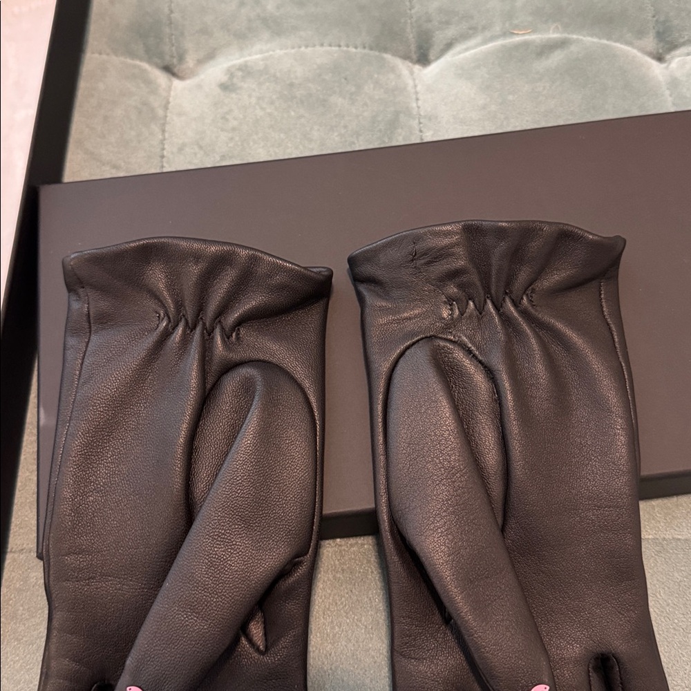 CHANEL CC Black leather Gloves with Pink Details - Picture 13 of 17